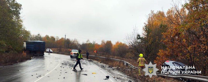 В Полтавской области в результате столкновения легкового автомобиля и грузовика погибли три человека. 1 39afecafa027a8341f9e58072326f67c