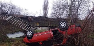 В Миргородской общине автомобиль въехал в отбойник и взлетел в кювет