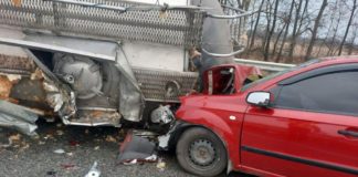 В Полтавской области на автодороге Киев-Харьков-Довжанский перевернулся грузовик