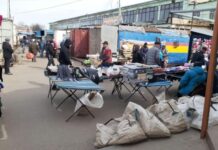 Зачистка у рынка и остальных полтавских улиц. Как эвакуируют заброшенные прицепы и авто без номеров