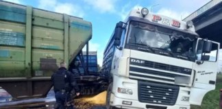 В Миргороде грузовик столкнулся с товарным поездом