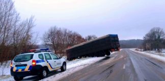 В Полтавской области грузовик съехал в кювет: движение восстановлено