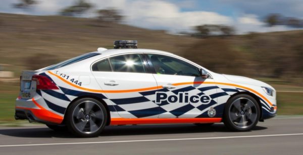 5744-policiya-avstralii-hochet-peresest-na-zaryazhennyy-sedan-volvo-s60-polestar