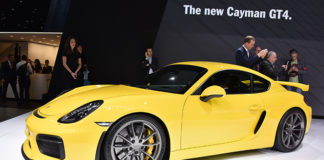 В Женеве дебютировал спорткар Porsche Cayman GT4