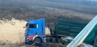 Под Полтавой грузовик съехал с дороги: травмировался водитель