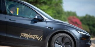 Tesla наконец-то запускает поездки на роботакси без мониторов безопасности
