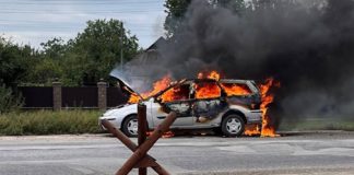 В Полтавской области на блокпосту загорелся автомобиль: пассажиров и водителя эвакуировали