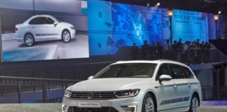 На мотор-шоу в Париже презентовали гибрид Volkswagen Passat GTE