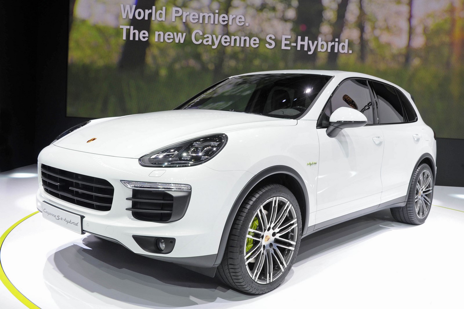 Автомобили с Парижского моторшоу, которые достойны вашего внимания 1 Porsche-Cayenne-S-E-Hybrid-live-in-Paris-Motor-Show-2014-1