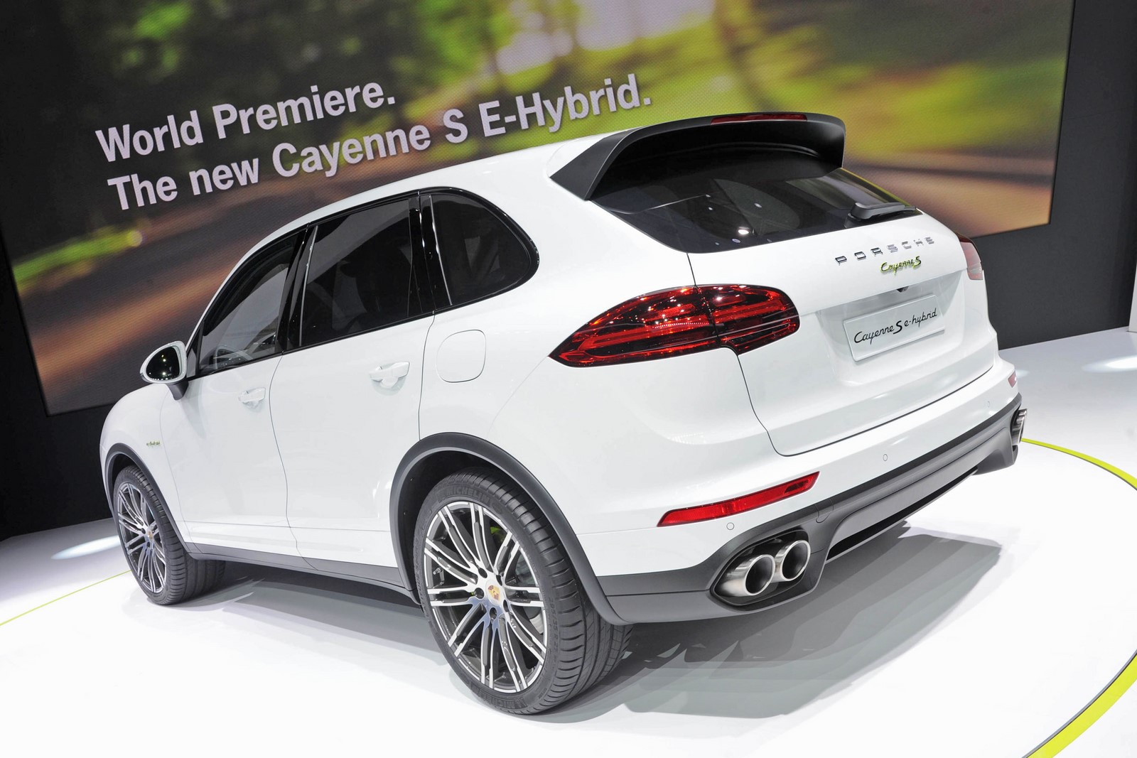 Автомобили с Парижского моторшоу, которые достойны вашего внимания 2 Porsche-Cayenne-S-E-Hybrid-live-in-Paris-Motor-Show-2014-3