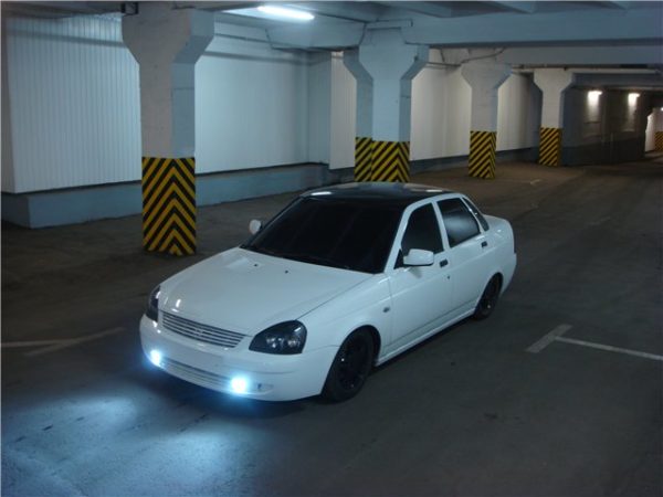 Двухцветная окраска кузова у Lada Priora 1 Приора с черной крышей