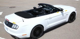 Ford готовит к выпуску Mustang с правым рулем