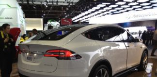 Электромобиль Tesla Model X появится в продаже этим летом
