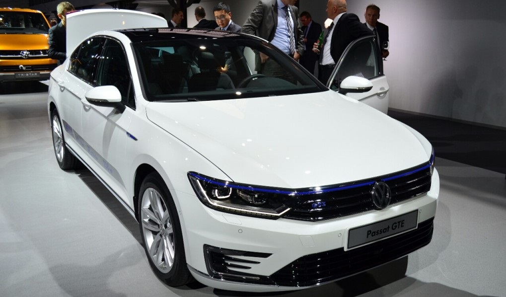 Автомобили с Парижского моторшоу, которые достойны вашего внимания 21 VW-Passat-GTE-front-three-quarters-at-the-2014-Paris-Motor-Show-1024x677