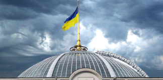 В Раде предлагают штрафовать пешеходов за разговор по телефону