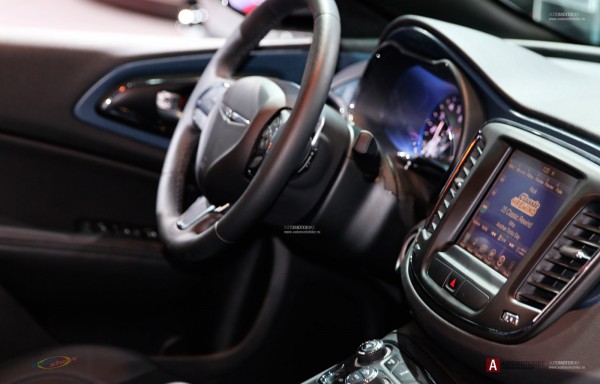 chrysler-300s-interior-nyias-2015