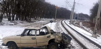В Полтавском районе пассажирский поезд протаранил автомобиль