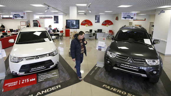 Outlander (L) and Pajero Sport models are on sale at a showroom of the Avtomir company, a Mitsubishi cars dealership, in Moscow, April 1, 2015. REUTERS/Maxim Zmeyev