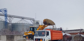 На Полтавщине за выходные использовали более двух тысяч тонн противогололедного материала