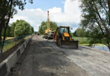 Ремонтом дорог в Полтавской области одновременно занимаются бригады на семи направлениях
