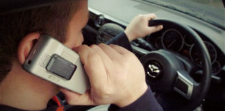 Российским водителям собираются запретить использовать любые гаджеты за рулем