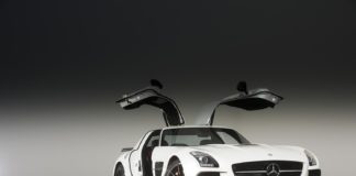 Фото Mercedes-Benz SLS AMG Black Series на гоночном треке в Нюрбургринге