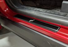 Нужна ли в машине защитная накладка на пороги?