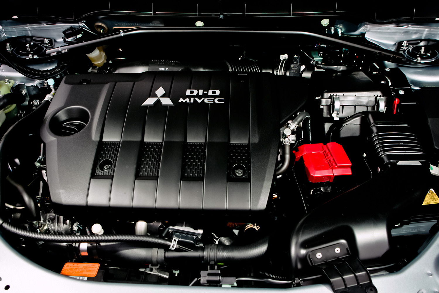 Двигатель мицубиси аутлендер хл. Outlander XL 2.0 под капотом. Mitsubishi Outlander XL 2.0 двигатель. Под капотом Митсубиси Аутлендер XL. Кожух двигателя Mitsubishi Outlander 1.