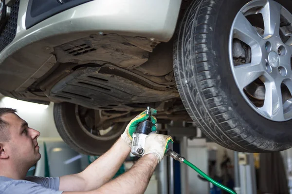 depositphotos_293772770-stock-photo-car-repair-service-station-hands