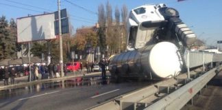 Фото с места ДТП в Киеве, где перевернулась автоцистерна с маслом