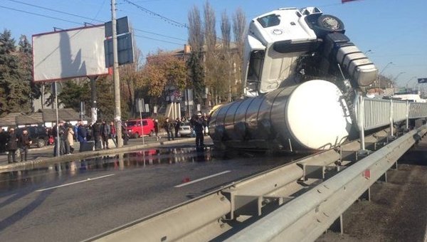 Фото с места ДТП в Киеве, где перевернулась автоцистерна с маслом 1 z