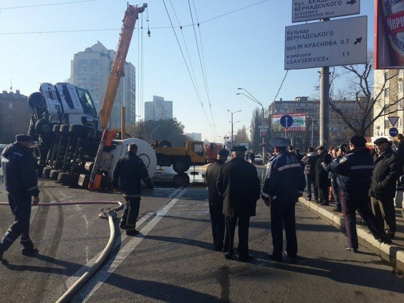 Фото с места ДТП в Киеве, где перевернулась автоцистерна с маслом 2 z43